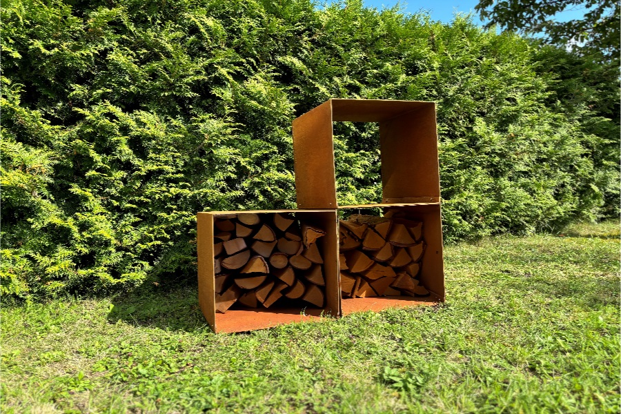 Kaminholzregal in Rost-Stahl-Optik